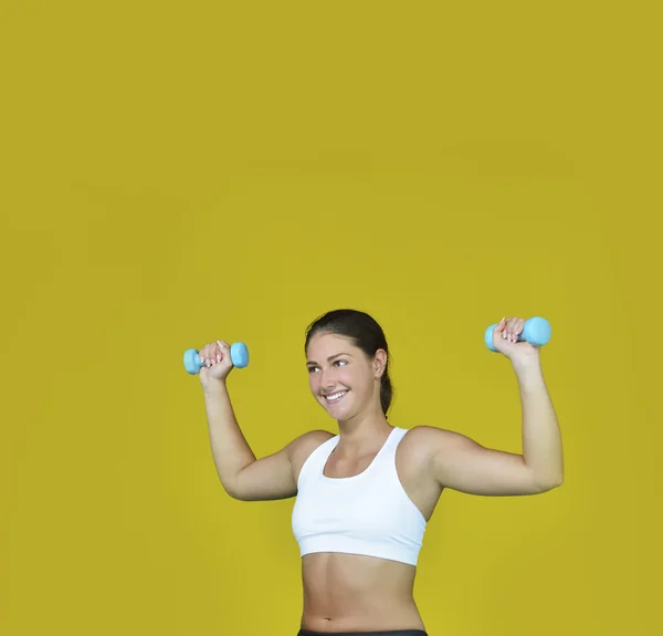 Starke Frau im Gewichtheben im Fitnessstudio — Stockfoto