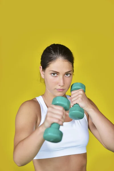 Starke Frau im Gewichtheben im Fitnessstudio — Stockfoto