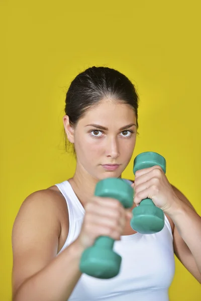 Starke Frau im Gewichtheben im Fitnessstudio — Stockfoto