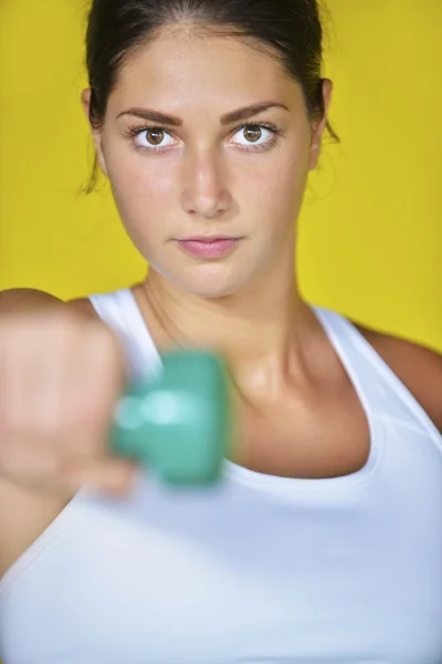 Starke Frau im Gewichtheben im Fitnessstudio — Stockfoto