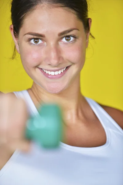 Starke Frau im Gewichtheben im Fitnessstudio — Stockfoto