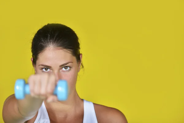 Stark kvinna tyngdlyftning på gymmet — Stockfoto