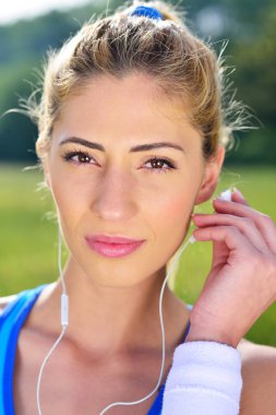 Genç kadın müzik dinliyor. 