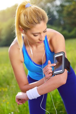 Genç kadın müzik dinliyor. 