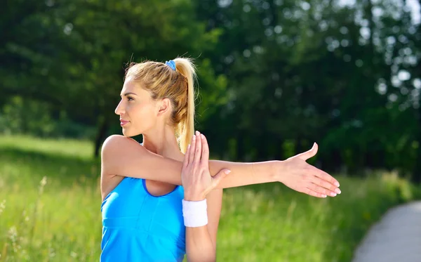 Attraktive und sportliche junge Frau — Stockfoto