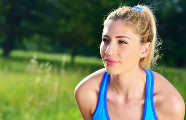 Junge Sportlerin ruht sich nach dem Laufen aus. — Stockfoto