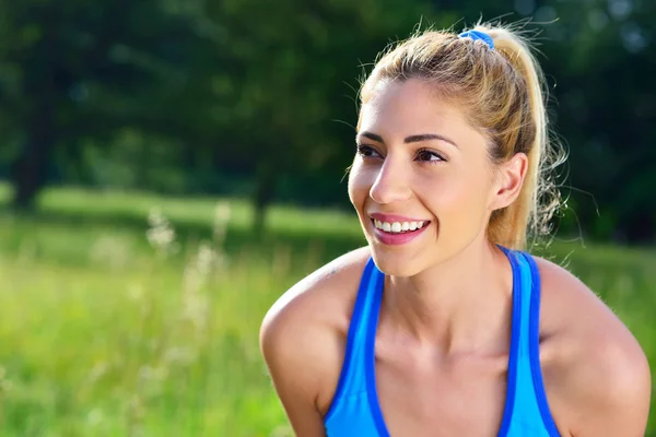 Junge Sportlerin ruht sich nach dem Laufen aus. — Stockfoto