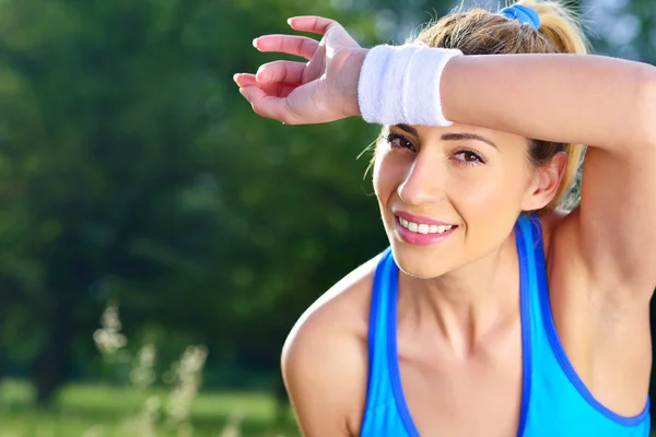 Junge Sportlerin ruht sich nach dem Laufen aus. — Stockfoto