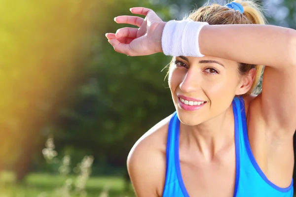 Junge Sportlerin ruht sich nach dem Laufen aus. — Stockfoto