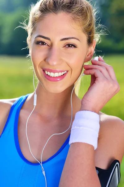 Junge Frau hört Musik — Stockfoto