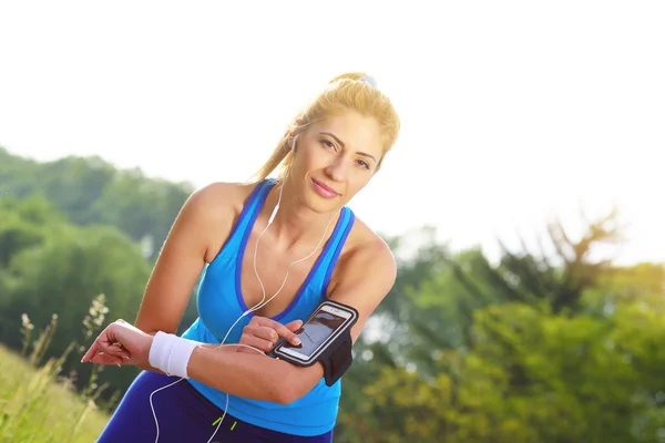 Junge Frau hört Musik — Stockfoto