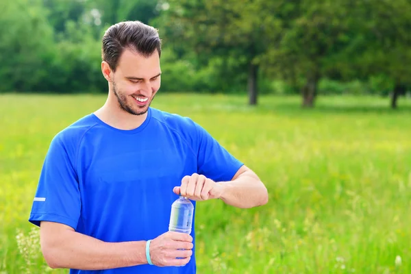 ボトルから水を飲む男は — ストック写真