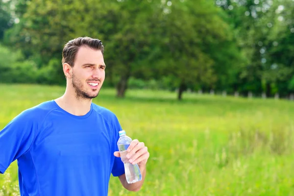 Man drinking water from bottle — Stock Photo, Image