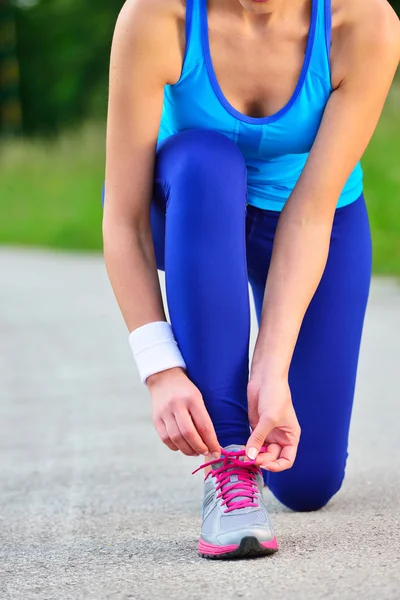 Szczęśliwa kobieta runner wiązanie — Zdjęcie stockowe