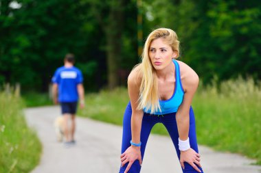 Genç kadın runner egzersiz oturum sonrası dinlenme