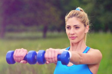 güzel bir genç kadın çalışma dışarı