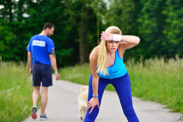 Młoda kobieta runner odpoczynku po sesji treningu — Zdjęcie stockowe