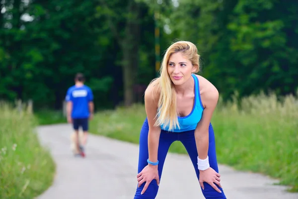 Junge Läuferin rastet nach Trainingseinheit aus — Stockfoto