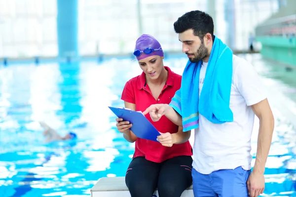 Zwemmer en coach bespreken — Stockfoto
