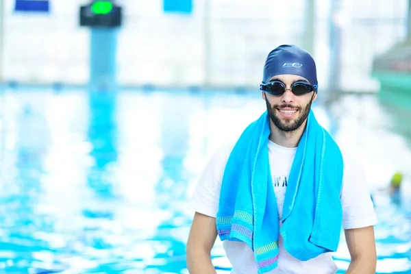 Treinador de natação na piscina — Fotografia de Stock