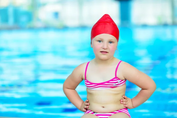 Petite fille posant dans la piscine — Photo