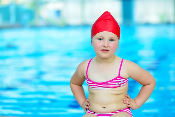 Ragazzina in posa in piscina — Foto Stock