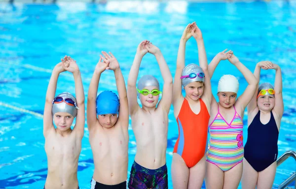 Entrenamiento en grupo para niños en piscina —  Fotos de Stock