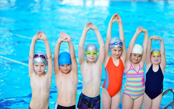 Kids group training in pool — Stock Photo, Image