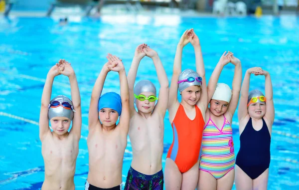 Crianças grupo de formação na piscina — Fotografia de Stock