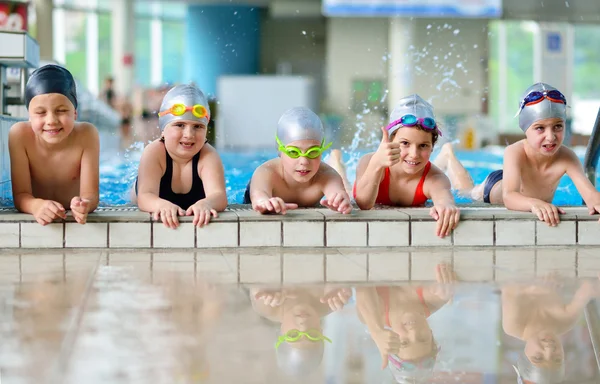 Enfants formation de groupe dans la piscine — Photo