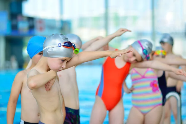 Enfants formation de groupe dans la piscine — Photo