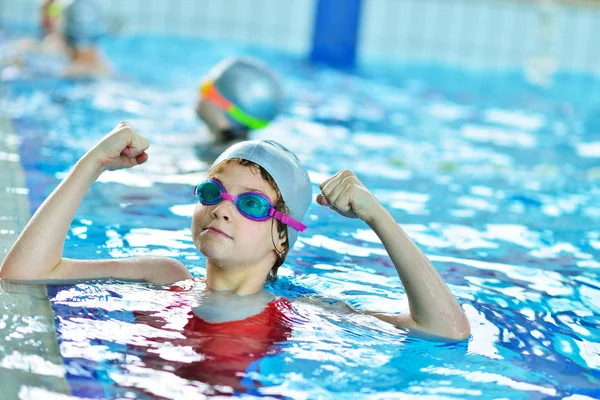 Petite fille posant dans la piscine — Photo