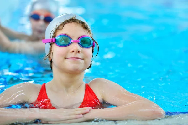 Niña posando en la piscina — Foto de Stock