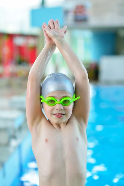 Menino posando na piscina — Fotografia de Stock