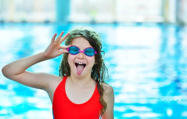 Kleines Mädchen posiert im Pool — Stockfoto