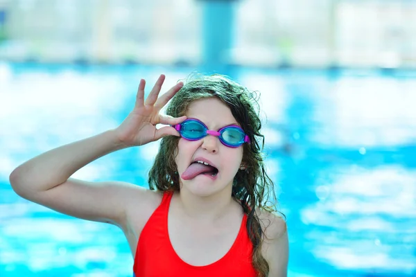 Kis lány pózol medence — Stock Fotó