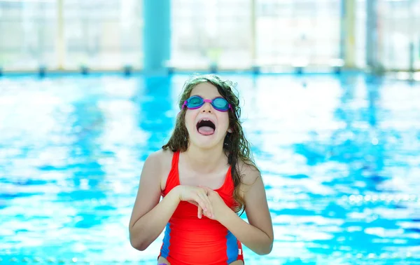 Liten flicka i simning glasögon — Stockfoto