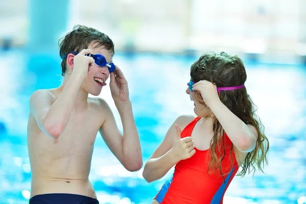 Les enfants s'amusent à la piscine — Photo