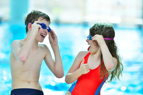 Barnen har roligt i poolen — Stockfoto