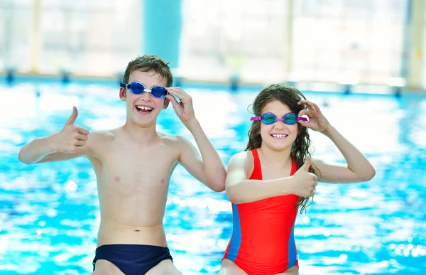 Barnen har roligt i poolen — Stockfoto