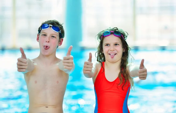 Kinder haben Spaß am Pool — Stockfoto