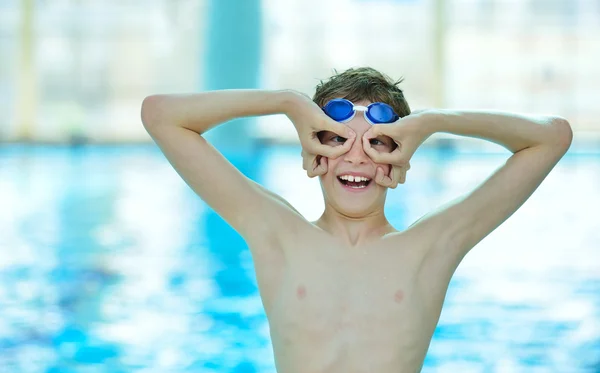 Chłopiec, pozowanie na basenie — Zdjęcie stockowe