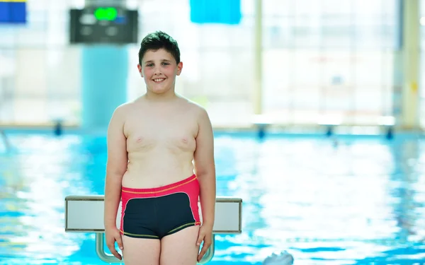 Menino posando na piscina — Fotografia de Stock