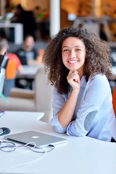 Mujer de negocios exitosa — Foto de Stock