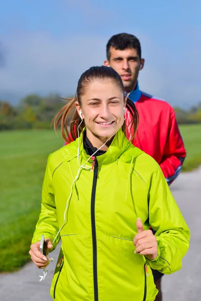 Młody para jogging w park — Zdjęcie stockowe