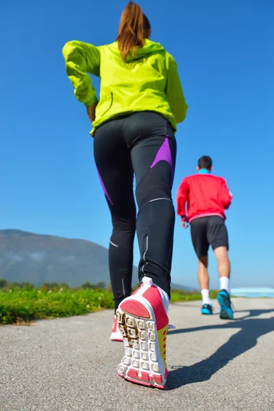 Jovem casal jogging no parque — Fotografia de Stock