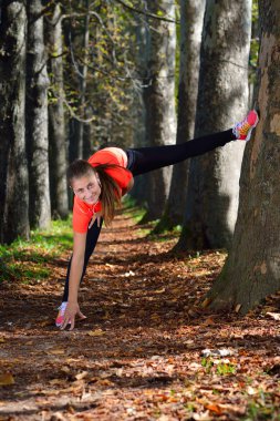 Egzersiz yapan genç kadın