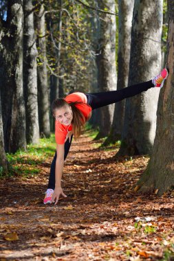 Egzersiz yapan genç kadın