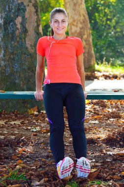 Egzersiz yapan genç kadın