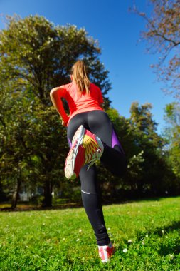 çalışan genç bir kadın